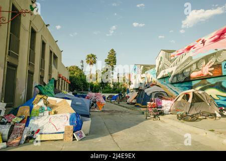 Venice Beach, Californie, États-Unis - novembre 2021 campements sans-abri sur la plage de Venise Ocean Front Walk. Photo de haute qualité Banque D'Images