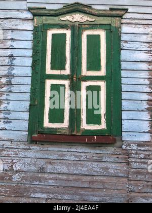 Cadre de fenêtre rustique en bois vintage. Vieux vert peeling peinture maison de cottage mur. Photo de haute qualité Banque D'Images