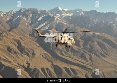 Un hélicoptère mi-17 effectue un vol vers Kaboul, en provenance d'une mission d'assistance humanitaire à Baharak, dans la province de Badakhshan, en Afghanistan. Le Mil mi-17 (nom de référence de l'OTAN : HIP) est une famille d'hélicoptères militaires russes de conception soviétique, introduite en 1975 (mi-8M), qui poursuit sa production à partir de 2021 dans deux usines, à Kazan et Ulan-Ude. Il est connu sous le nom de la série mi-8M en service russe. Banque D'Images