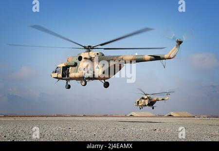 Les hélicoptères mi-17 exploités par la 2nd Escadre de la Force aérienne de l'Armée nationale afghane prennent leur envol à la base multinationale Tarin Kowt, dans la province d'Uruzgan, en Afghanistan, le 23 février 2013. (É.-U. Photo de l'armée/sortie) le Mil mi-17 (nom de référence de l'OTAN : HIP) est une famille d'hélicoptères militaires russes de conception soviétique introduite en 1975 (mi-8M), qui continue sa production à partir de 2021 dans deux usines, à Kazan et Ulan-Ude. Il est connu sous le nom de la série mi-8M en service russe. Banque D'Images