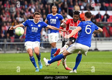 EINDHOVEN - (lr) Timothy Castagne du Leicester City FC, Youri Tielemans du Leicester City FC, Ibrahim Sangare du PSV Eindhoven, Jonny Evans du Leicester City FC lors du match de quart final de la Conference League entre le PSV et le Leicester City FC au stade Phillips le 14 2022 avril à Eindhoven, pays-Bas. ANP OLAF KRAAK Banque D'Images