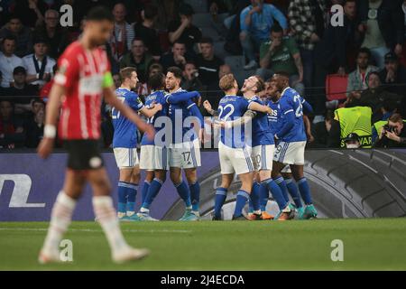 EINDHOVEN - Ricardo Pereira du Leicester City FC célèbre le 1-2 avec ses coéquipiers lors du quart de finale de la Conference League entre le PSV et le Leicester City FC au stade Phillips le 14 avril 2022 à Eindhoven, pays-Bas. ANP | hauteur néerlandaise | Jeroen Putmans Banque D'Images