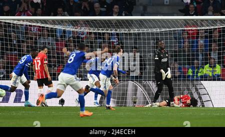 EINDHOVEN - Leicester City FC fête le 1-2, Mauro Junior du PSV Eindhoven, le gardien du PSV Eindhoven Yvon Mvogo, Andre Ramalho ou PSV Eindhoven sont battus sur le terrain lors du match de quart final de la Conference League entre le PSV et le Leicester City FC dans le stade Phillips le 14 avril 2022 à Eindhoven, Pays-Bas. ANP OLAF KRAAK Banque D'Images