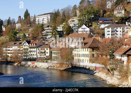 Berne, Suisse - 26 décembre 2015 : les maisons de la ville sur les rives de la rivière Aare sont légèrement visibles au loin est l'une des maisons résiales Banque D'Images