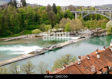 Berne, Suisse - 17 avril 2017 : le fleuve Aare traverse la ville. Il y a un petit barrage sur la rivière et vous pouvez voir les toits de la maison, un pont et Banque D'Images