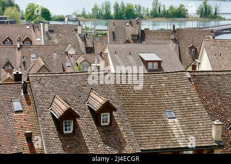 Rapperswil, Suisse - 10 mai 2016 : une vue générale des maisons aux toits de tuiles en pente se trouve dans la vieille ville Banque D'Images