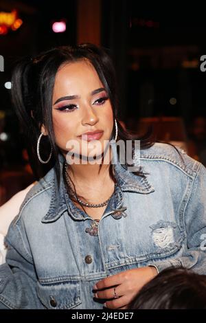 Hollywood, env. 13th avril 2022. Becky G à Flaunt et Pandora's The Phone A Friend issue Launch à Desert Five Spot à Hollywood, Californie, le 13 avril 2022. Crédit : Walik Goshorn/Media Punch/Alay Live News Banque D'Images