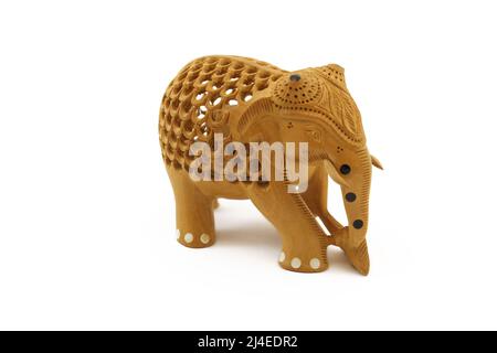 Souvenir indien traditionnel. Éléphant indien. Souvenir en bois isolé sur blanc Banque D'Images