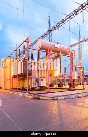 Transformateur de puissance dans la sous-station électrique extérieure haute tension Banque D'Images