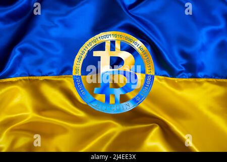 Le signe Bitcoin sur le fond du drapeau national ukrainien à des fins de conception Banque D'Images