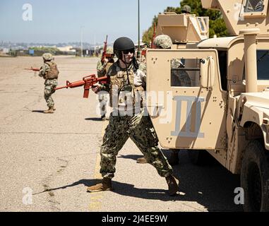 SAN DIEGO, Californie, (avril 8, 2021) des marins de l'escadron de la sécurité expéditionnaire maritime un pilote de véhicule polyvalent à roues de haute mobilité (HMMWV) du Groupe de la sécurité expéditionnaire maritime (MESG) 1 évaluation de la formation à bord de la Station aérienne navale de North Island. La Force expéditionnaire maritime est une capacité de base de la Marine qui assure la sécurité portuaire et portuaire, la sécurité des biens de grande valeur et la sécurité maritime dans les voies navigables côtières et intérieures. (U. S. Navy photo par Gunner’s Mate 1st Class Christopher Olson/publié) Banque D'Images