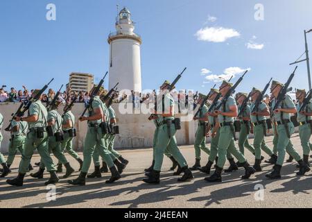 14 avril 2022 : Malaga, Espagne : les légionnaires ont élevé le Christ de Mena lors de leur transfert le jeudi Saint de Malaga 2022. La Légion a aujourd'hui accompli une année de plus avec la tradition et a débarqué dans le port de Malaga pour accompagner dans le défilé de procession cet après-midi les détenteurs de la Fraternité de Mena, le Christ de bonne mort et de âmes et notre Dame de la Solitude. Le jour ensoleillé, le jeudi Saint a commencé avec l'arrivée des troupes au port, d'où elles sont allées à pied à l'église de Saint-Domingue pour ensuite déplacer l'image du Christ de la bonne mort à la maison de fraternité. Banque D'Images