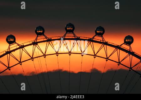 Londres, Royaume-Uni. 14th avril 2022. Météo au Royaume-Uni : un coucher de soleil spectaculaire derrière la roue London Eye, alors que le week-end de Pâques, pourrait faire monter les températures les plus chaudes de l'année à travers le Royaume-Uni, avec des sommets pouvant atteindre 22C dans certaines régions, ont prédit les prévisionnistes. Credit: Guy Corbishley/Alamy Live News Banque D'Images