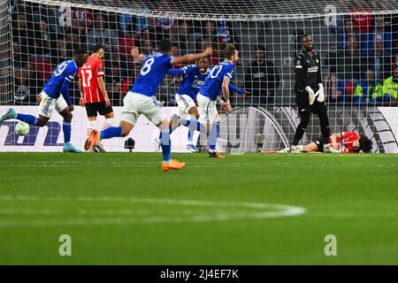 EINDHOVEN - gardien de but Yvon Mvogo, Andre Ramalho après le 1-2 pour Leicester FC lors du quart de finale de la Conference League entre PSV et Leicester City FC au stade Phillips le 14 avril 2022 à Eindhoven, pays-Bas. ANP OLAF KRAAK Banque D'Images