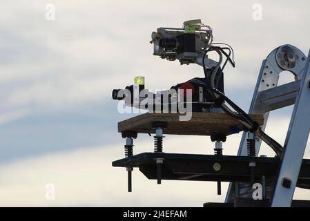 Un appareil photo et d'un télémètre laser, une partie de la contre-véhicule aérien système développé par l'équipe de Wright-Patterson Air Force Base, Ohio, les voies d'un drone comme il vole dans l'espace aérien d'essai dans le cadre de l'Air Force Research Laboratory 2016 Défi des commandants à la sécurité nationale, Site Nevada Las Vegas, NV., 13 décembre 2016. Les équipes ont eu six mois pour développer un système de contre-véhicule aérien pour aider à la défense de base. En plus de ces dispositifs, la Wright-Patterson système utilise un drone d'attaque avec filet pour l'interception et de les récupérer. (U.S. Air Force photo de nous Banque D'Images