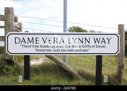 Le sentier menant du front de mer aux falaises blanches rebaptisé « Dame Vera Lynn Way » avec un nouveau panneau, à Douvres, Kent, Royaume-Uni Banque D'Images