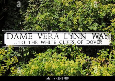 Le sentier menant du front de mer aux falaises blanches rebaptisé « Dame Vera Lynn Way » avec un nouveau panneau, à Douvres, Kent, Royaume-Uni Banque D'Images