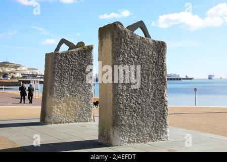 Sculpture « sur la crête d'une vague » de Ray Smith (1995), un mémorial pour les nageurs de travers, sur le front de mer à Douvres, se Kent, Royaume-Uni Banque D'Images