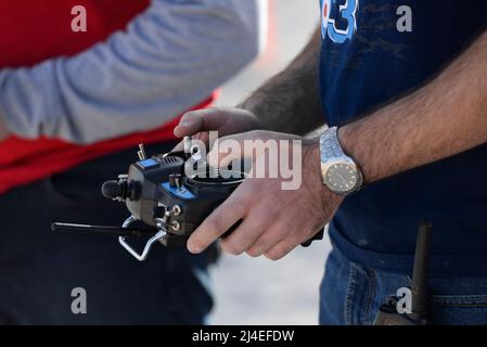 U.S. Air Force 2e Lt David Feibus, avec vol de l'équipe de Gatorz Wright-Patterson Air Force Base, Ohio, contrôles manuellement son équipe attaque de drone, une partie de l'ensemble de leur système de lutte contre le véhicule aérien au cours de la solution 2016 Air Force Research Laboratory Le Challenge à la sécurité du site Nevada, Las Vegas, NV., 13 décembre 2016. Les équipes ont eu six mois pour développer un système de contre-véhicule aérien pour aider à la défense de base. La Wright-Patterson système utilise une caméra et d'un télémètre laser pour détecter les périphériques de la SAMU et d'une attaque de drone avec interception et retri net Banque D'Images