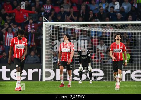 EINDHOVEN - Ibrahim Sangare, gardien de but Yvon Mvogo, Erick Gutierrez, Andre Ramalho du PSV après le 1-2 pour le Leicester FC lors du match de quart final de la Conference League entre le PSV et le Leicester City FC au stade Phillips le 14 avril 2022 à Eindhoven, pays-Bas. ANP OLAF KRAAK Banque D'Images