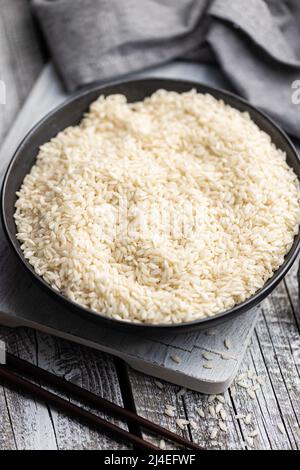 Riz au risotto carnaroli non cuit dans un bol. Banque D'Images