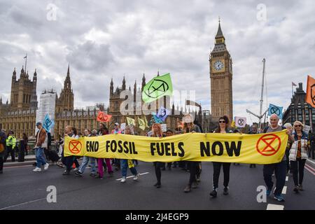 Londres, Royaume-Uni, 13th avril 2022. Manifestants sur le pont de Westminster. Extinction les manifestants de la rébellion ont défilé dans le centre de Londres, exigeant que le gouvernement agisse sur la crise écologique et climatique. Banque D'Images