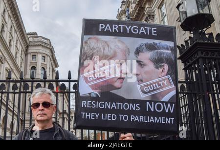 Londres, Royaume-Uni. 13th avril 2022. Des manifestants se sont rassemblés devant Downing Street pour exiger la démission du Premier ministre Boris Johnson et du chancelier de l’Échiquier Rishi Sunak. Les deux politiciens ont reçu des amendes pour des partis détenus à Downing Street lors d'un confinement à la cavique, connu sous le nom de « Partygate », et ont déclaré qu'ils n'avaient pas l'intention de démissionner malgré le scandale. Banque D'Images