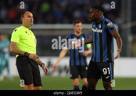 Bergame, Italie, 14th avril 2022. Duvan Zapata d'Atalanta réagit à l'arbitre Antonio Miguel Mateu Lahoz d'Espagne à la suite d'une carte jaune pour l'attaquant colombien lors du match de l'UEFA Europa League au stade Gewiss de Bergame. Crédit photo à lire: Jonathan Moscrop / Sportimage crédit: Sportimage / Alay Live News Banque D'Images