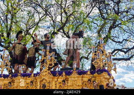 Séville, Espagne; 14 avril 2022: Procession de la fraternité 'Las Cigarreras' pendant la semaine Sainte Banque D'Images