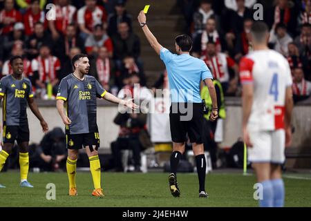 PRAGUE - (lr) Orkun Kokcu de Feyenoord est présenté le carton jaune par l'arbitre Deniz Aytekin lors du quart-finale de la Ligue de la Conférence entre Slavia Prague et Feyenoord au stade Sinobo le 14 avril 2022 à Prague, République Tchèque. ANP MAURICE VAN STEEN Banque D'Images