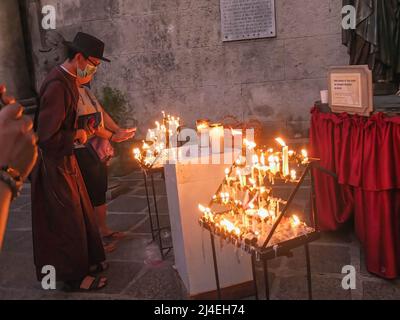 Manille, Philippines. 14th avril 2022. Un homme portant une tenue de frère de l'époque espagnole offre ses prières pendant Maundy jeudi. Les dévotés catholiques des Philippines affluent l'église San Agustin à Intramuros, Manille. L'un de leurs rituels est de visiter les sept églises différentes ou 'Visita Iglesia'. Il commémore l'institution de l'Eucharistie de Jésus-Christ pendant la Cène avec ses Apôtres. Crédit : SOPA Images Limited/Alamy Live News Banque D'Images