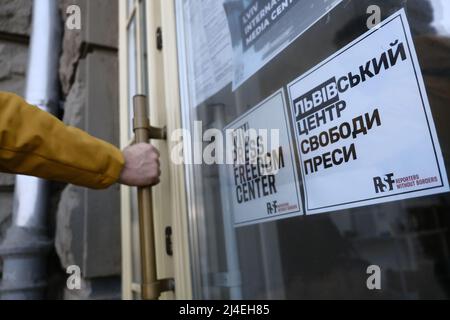 Lviv, Ukraine, mars 12, le Centre de la liberté de la presse des reporters sans frontières à Lviv. Le Centre soutient les journalistes en leur offrant des équipements de protection et une formation à la sécurité à Lviv sur 2022. Banque D'Images