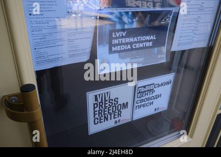 Lviv, Ukraine, mars 12, le Centre de la liberté de la presse des reporters sans frontières à Lviv. Le Centre soutient les journalistes en leur offrant des équipements de protection et une formation à la sécurité à Lviv sur 2022. Banque D'Images