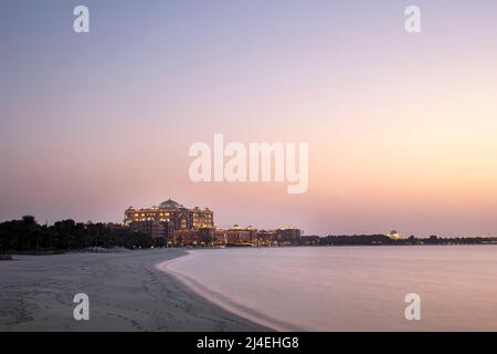 ABU DHABI, ÉMIRATS ARABES UNIS - 29 octobre 2021 : hôtel Emirates Palace près de la corniche à Abu Dhabi. Banque D'Images