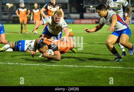 Wakefield, Royaume-Uni. 14th avril 2022. Kenny Edwards, de Castleford Tigers, se rend à Wakefield, Royaume-Uni, le 4/14/2022. (Photo de Melanie Allatt/News Images/Sipa USA) crédit: SIPA USA/Alay Live News Banque D'Images