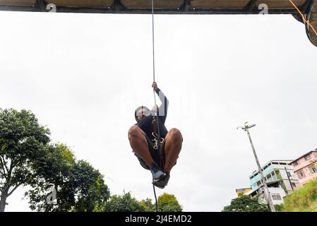 Salvador, Bahia, Brésil - 24 octobre 2021 : homme de la liste monter sur la passerelle sur la corde de la rappelle. Ville de Salvador capitale de Bahia, Brésil. Banque D'Images