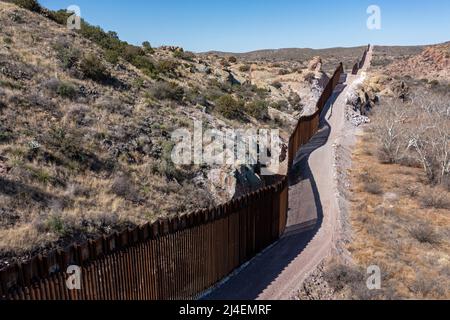 Douglas, Arizona - la barrière frontalière entre les États-Unis et le Mexique dans le canyon Guadalupe. Le président Joe Biden a arrêté la nouvelle construction de la clôture dans cette région éloignée A. Banque D'Images