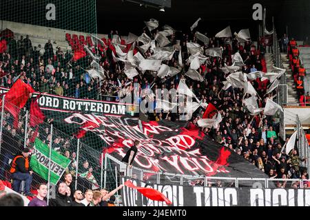 Prague, République tchèque. 14th avril 2022. Prague - fans de Feyenoord lors du match entre SK Slavia Prague et Feyenoord à l'Eden Arena du 14 avril 2022 à Prague, République Tchèque. Crédit : photos Box to Box/Alamy Live News Banque D'Images