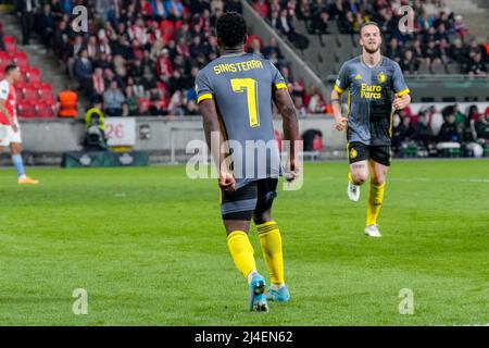 PRAGUE, PAYS-BAS - AVRIL 14 : Luis Sinisterra de Feyenoord célèbre son but et montre son nombre aux fans lors du match de la Ligue Europa de l'UEFA entre Slavia Prague et Feyenoord à Eden Arena le 14 avril 2022 à Prague, pays-Bas (photo de Geert van Erven/Orange Pictures) Banque D'Images