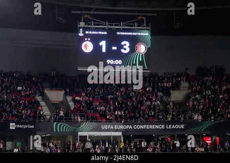 Prague, République tchèque. 14th avril 2022. Prague - le score final du match entre SK Slavia Prague et Feyenoord à l'Eden Arena du 14 avril 2022 à Prague, République Tchèque. Crédit : photos Box to Box/Alamy Live News Banque D'Images