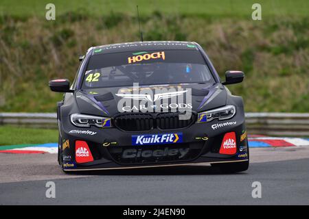 George Gamble, BMW 330E M Sport, BTCC rebondit à l'action en préparation pour la saison de course 2022, BTCC, British Touring car Championship, lancement Banque D'Images