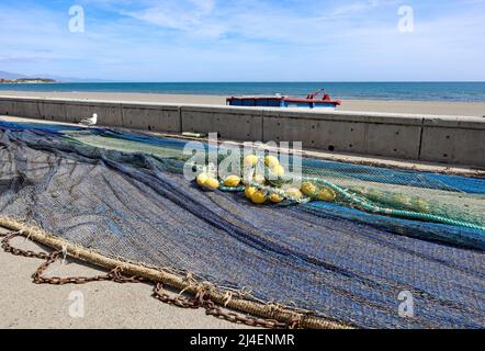 Filets de pêche traditionnels séchant au bord de la plage à Estepona en Espagne Banque D'Images