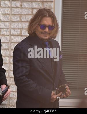 Fairfax, Vereinigte Staaten. 13th avril 2022. Johnny Depp sort pendant une pause dans son procès au palais de justice du comté de Fairfax, à Fairfax, en Virginie, le mercredi 13 avril 2022. Crédit: Ron Sachs/CNP (RESTRICTION: PAS de journaux ou journaux New York ou New Jersey dans un rayon de 75 miles de New York) crédit: dpa/Alay Live News Banque D'Images