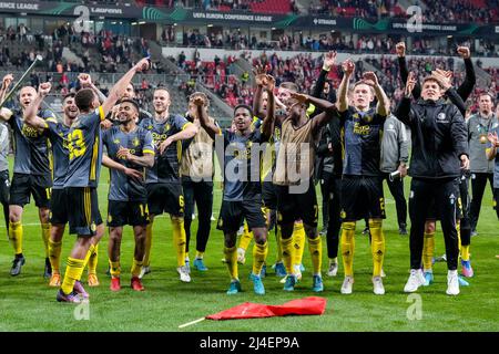 PRAGUE, PAYS-BAS - 14 AVRIL : les joueurs de Feyenoord célèbrent la victoire avec les fans lors du match de la Ligue Europa de l'UEFA entre Slavia Prague et Feyenoord à l'Eden Arena du 14 avril 2022 à Prague, pays-Bas (photo de Geert van Erven/Orange Pictures) Banque D'Images