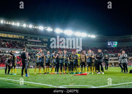 PRAGUE, PAYS-BAS - AVRIL 14 : les joueurs de Feyenoord remercient les incroyables fans de Feyenoord lors du match de l'UEFA Europa League entre Slavia Prague et Feyenoord à Eden Arena le 14 avril 2022 à Prague, pays-Bas (photo de Geert van Erven/Orange Pictures) Banque D'Images