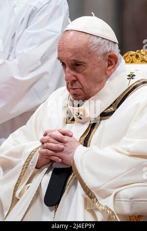 Vatican, Vatican. 14th avril 2022. Le pape François dirige la messe Chrism à la basilique Saint-Pierre dans la Cité du Vatican. Crédit : SOPA Images Limited/Alamy Live News Banque D'Images