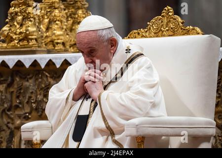 Vatican, Vatican. 14th avril 2022. Le pape François dirige la messe Chrism à la basilique Saint-Pierre dans la Cité du Vatican. Crédit : SOPA Images Limited/Alamy Live News Banque D'Images
