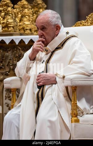 Vatican, Vatican. 14th avril 2022. Le pape François dirige la messe Chrism à la basilique Saint-Pierre dans la Cité du Vatican. (Photo de Stefano Costantino/SOPA Images/Sipa USA) Credit: SIPA USA/Alay Live News Banque D'Images