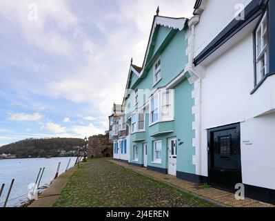 Maisons historiques sur le quai à Dartmouth, South Hams, Devon. Le fort de Bayard Cove est au bout du quai. Le quai était l'un des arrêts du Pilgrim F. Banque D'Images