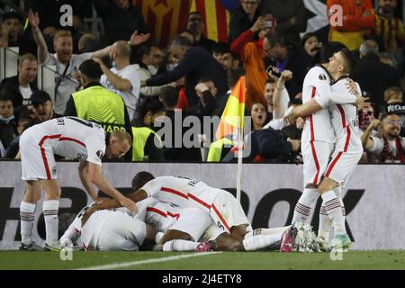 Barcelone, Espagne. 14th avril 2022. Les joueurs d'Eintracht célébrant le but pendant le match de l'UEFA Europa League entre Barcelone et Eintracht au stade Camp Nou à Barcelone, Espagne. Rama Huerta/SPP crédit: SPP Sport presse photo. /Alamy Live News Banque D'Images